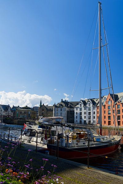 Häuserfront von Alesund und Segelboot im Hafen von Anja B. Schäfer