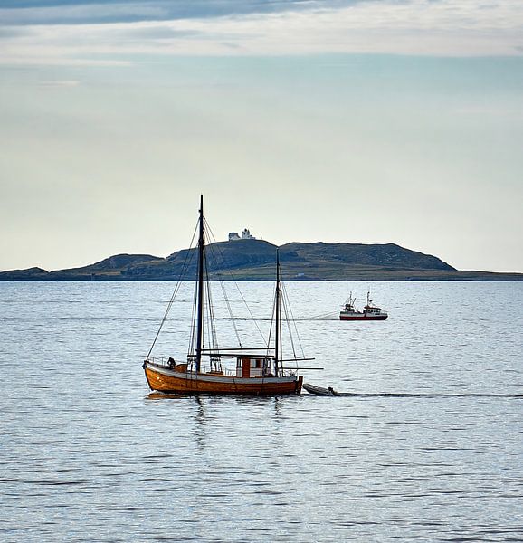 Trafic maritime pendant que le phare d'Erkna veille, Norvège par qtx
