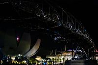 Singapurs Spiegelung bei Nacht