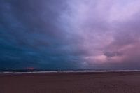 Zwei Farben des bedrohlichen Himmels