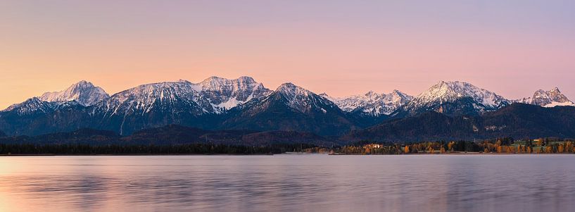 Panorama-Sonnenaufgang über dem Hopfensee, Bayern, Deutschland von Henk Meijer Photography