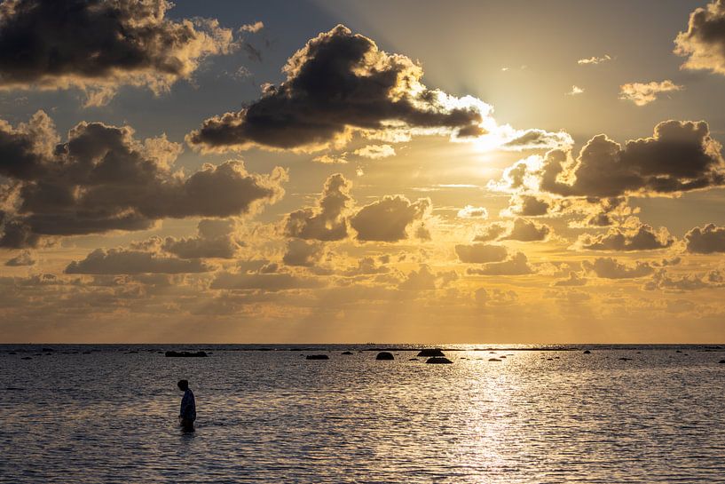 Blick über das Japanische Meer bei Sonnenuntergang von Wietse van Bruggen