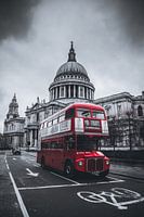 Roter Bus in London vor St. Paul's Cathedral