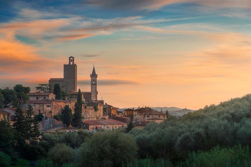 Skyline des Dorfes Vinci bei Sonnenuntergang, Geburtsort von Leonardo. von Stefano Orazzini