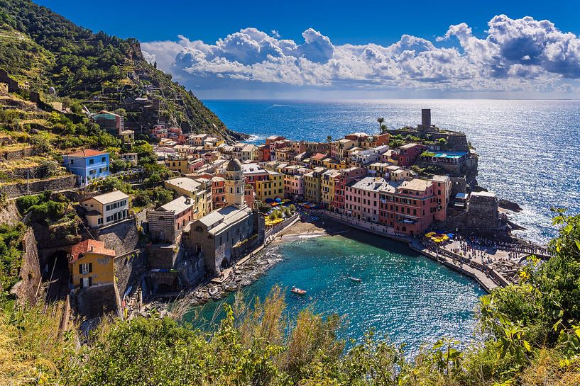 View of Vernazza on the Mediterranean coast in Italy by Rico Ködder