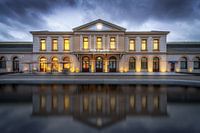 Spiegelung des Hauptbahnhofs in Zwolle Overijssel Niederlande während der blauen Stunde