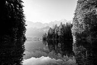 Eibsee mit Spiegelung in Schwarz-weiß