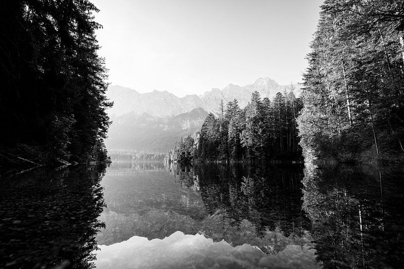Eibsee mit Spiegelung in Schwarz-weiß von Christian Schuster