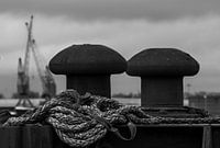 Un quai de port en détail Rotterdam en noir et blanc.
