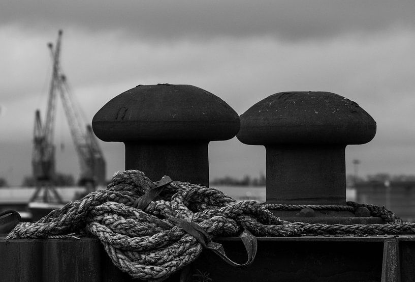 Un quai de port en détail Rotterdam en noir et blanc. par Zaankanteropavontuur