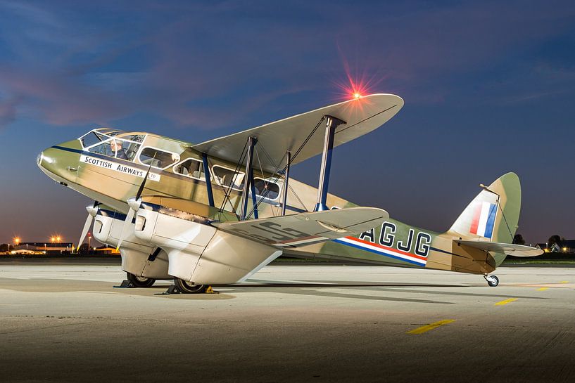 De Havilland Dragon Rapide bei Sonnenuntergang von KC Photography