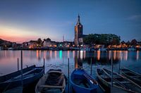 Hasselt vu de l'autre côté avec des bateaux au premier plan