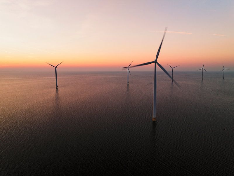Windturbinen in einem Offshore-Windpark bei Sonnenuntergang von Sjoerd van der Wal Fotografie