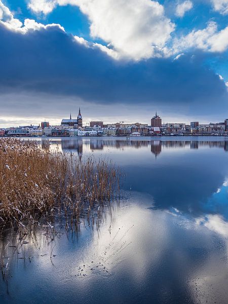 Vue sur la ville hanséatique de Rostock en hiver, de l'autre côté de la Warnow. par Rico Ködder