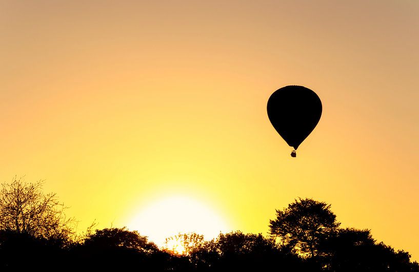 Air balloon at sunset von Marcel Kerdijk