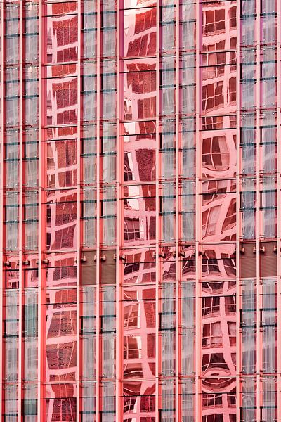 Réflexion sur la surface du verre d'un gratte-ciel rouge par Tony Vingerhoets