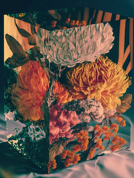 Explodierendes Bett aus tropischen Blumen und Glas von dnlsmm