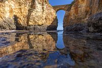 Sonnenuntergang am Praia da Caldeira. Klippen eine brücke über dem Meer einer Bucht bei Lagos, Portuga