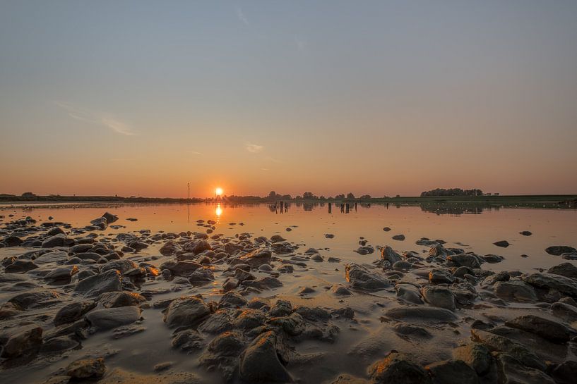 Steine am Fluss De Lek bei Sonnenuntergang von Moetwil en van Dijk - Fotografie
