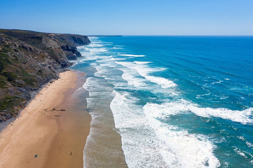Vue aérienne de la côte rocheuse de la plage de Vale Figueiras sur la côte ouest du Portugal. par Eye on You