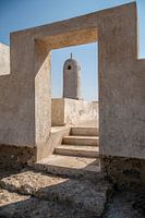 Minaret à travers l'ouverture d'une porte