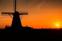 Silhouette einer Windmühle bei Sonnenuntergang