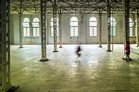 Kinder-Schaukeln in der alten Fabrik