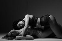 Deux femmes en lingerie - photo sensuelle en noir et blanc