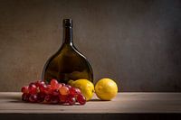 Modernes Stilleben mit Wein trauben und Zitronen