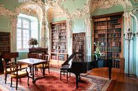 Verlassene Bibliothek mit Klavier.