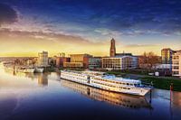 Blick auf Arnheim von der John-Frost-Brücke mit Booten im Vordergrund.
