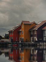 Schöne bunte Häuser auf dem Wasser mit Spiegelung Reitdiephaven Groningen