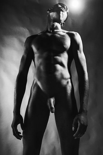 Sehr schöner dunkler nackter Mann mit schön bemuskeltem Körper. #E9427 von Photostudioholland