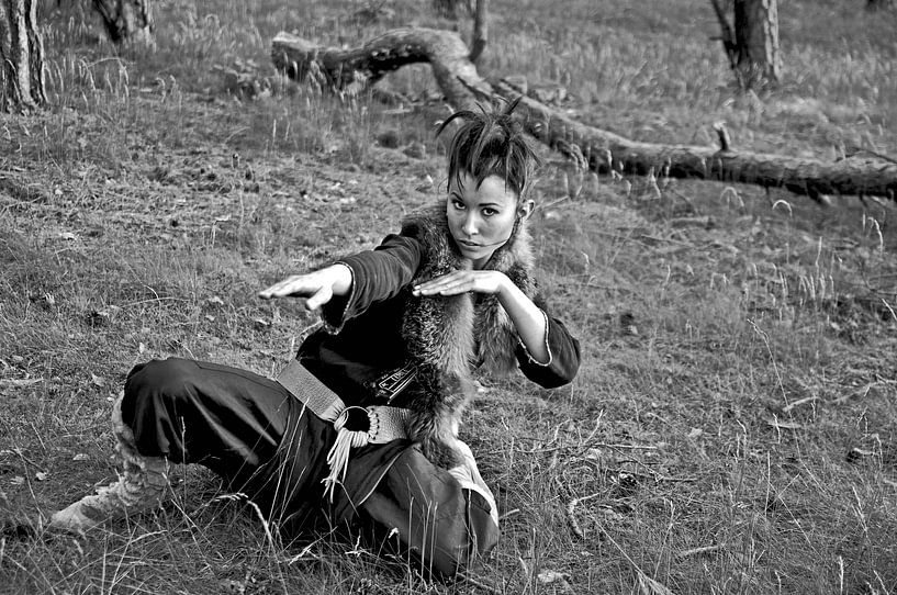 Guerrière à la mode dans la forêt par Silva Wischeropp