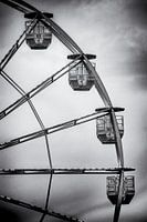 Grande roue en noir et blanc minimaliste et vintage