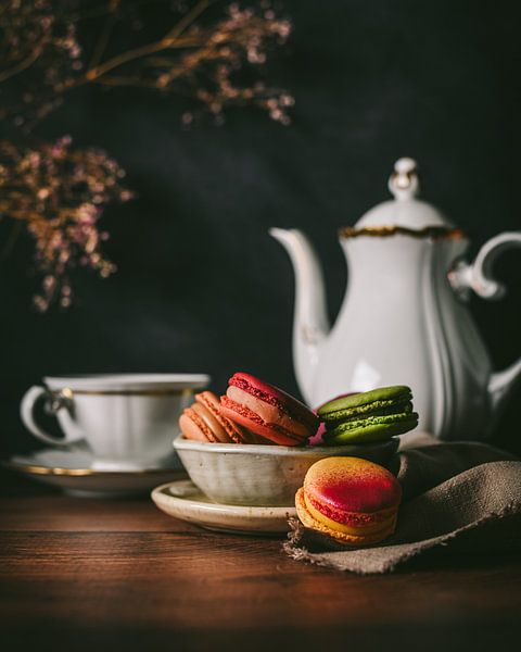 macarons with tea by Daisy de Fretes