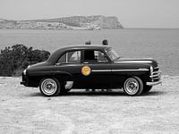 Old Timer auto op Ibiza uitzicht op zee.  Vauxhaull Velox