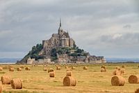 Heuballen auf dem Feld in der Nähe des Mont Saint-Michel