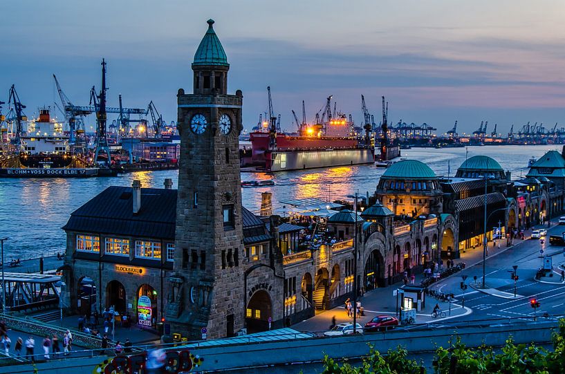 Hamburg St Pauli Landungsbrücken mit Schiffswerften Docks und Elbe von Dieter Walther