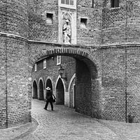 Femme avec un chapeau blanc à l'Oostpoort de Delft