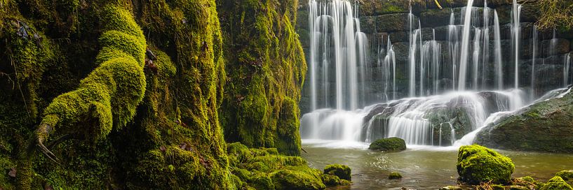 Am romantischen Wasserfall von Denis Feiner