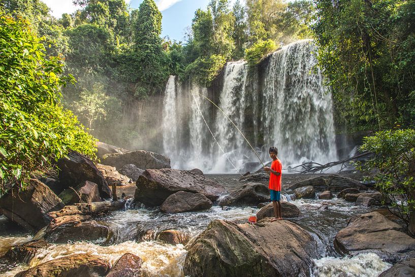 Pêcheur à la chute d'eau, montagne de Kulen, Cambodge par Frank Alberti