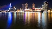 Uitzicht op de Erasmusbrug, Kop van Zuid en een cruiseschip in Rotterdam
