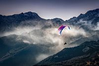 Flying away | Ein Paraglider in den Alpen