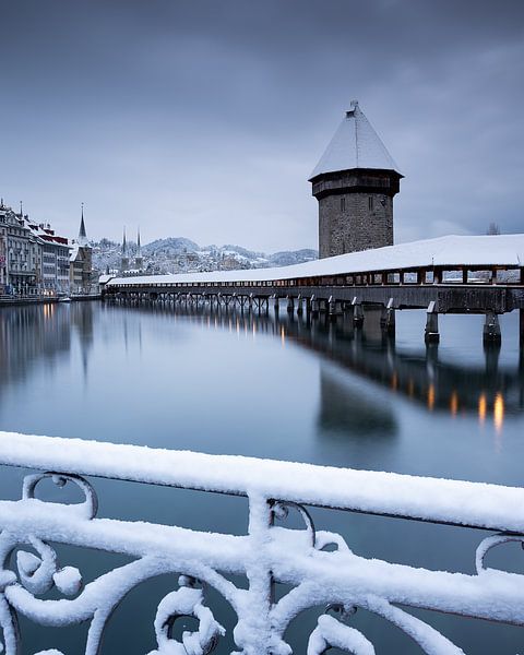 Winter in Luzern – Blick auf die Kapellbrücke von José IJedema