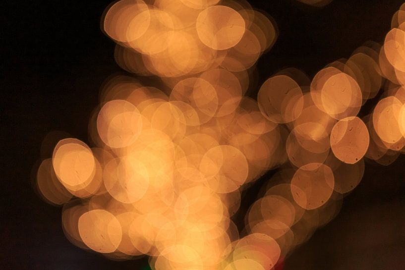 Gelb-orangefarbenes Bokeh vor dunklem Hintergrund von Joyce van Dijk Fotografie