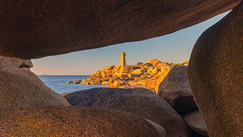 Sonnenuntergang am Leuchtturm von Mean Ruz, Bretagne, Frankreich von Henk Meijer Photography