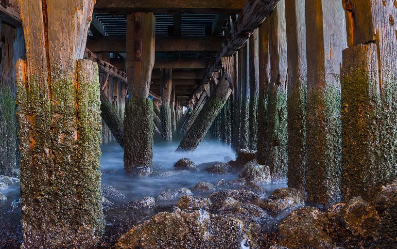 Onder de pier par Kjeld van den Heuvel