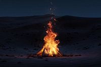 Nachtelijk kampvuur met vonken en deeltjes in de woestijn