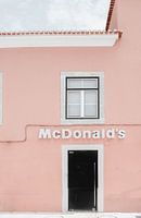 McPink Delight Le logo emblématique de McDonald's avec une touche de rose